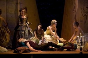 Scen ur Julius Caesar. William Towers som Julius Ceasar, Ida Falk Winland som Cleopatra och Marianne Schell som Nirenus. 