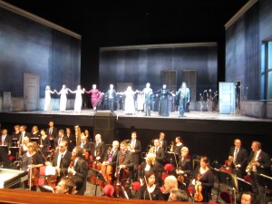 Välförtjänta applåder till artister och musiker i "Rusalka" - en sagolikt lyckad föreställning! Foto: Eskil Malmberg.