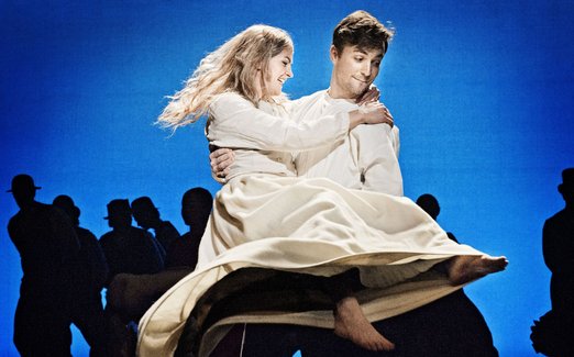 Kristina och Karl-Oskar tar en svängom. Foto - Cata Portin.