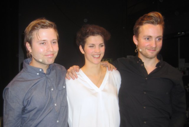 Robert (Oskar Nilsson), Kristina (Maria Ylipää) och Karl-Oskar (Robert Noack) kommer till GöteborgsOperan med ett vinnande koncept från Svenska Teatern i Helsingfors.