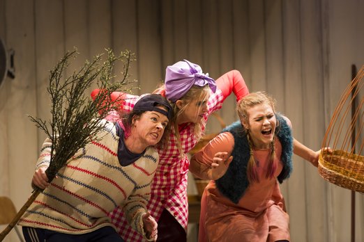  Hans (Matilda Paulsson), Mamman (Carolina Sandgren) och Greta (Elisabeth Meyer), Foto: Mats Bäcker.
