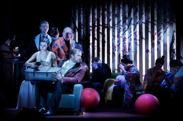 Madama Butterfly - Asmik Grigorian och ensemble. I bild även: Daniel Johansson, Niklas Björling Rygert, Karl-Magnus Fredriksson