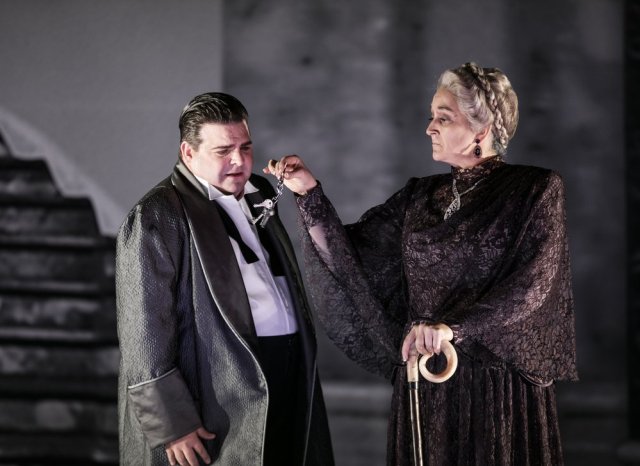 Michael Weinius och Katarina Karnéus i en nyckelscen. Foto av Mats Bäcker.