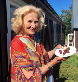 Gunilla med Aida-bakelse1.jpg